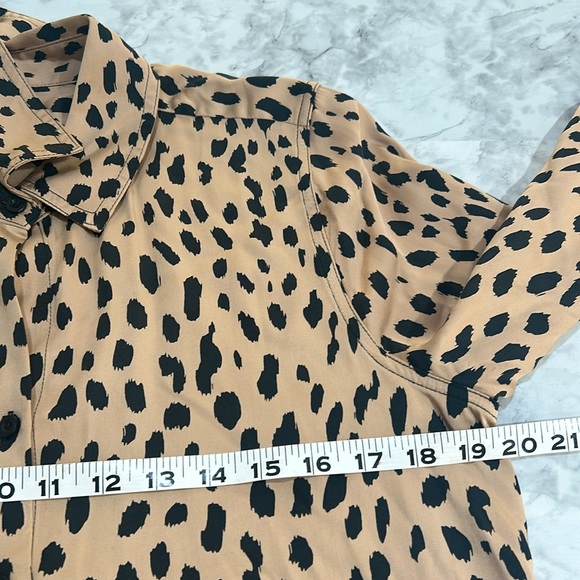 CHICOS WOMENS BUTTON DOWN BLOUSE LEOPARD PRINT LIGHTWEIGHT SZ 1(8/10) - Picture 10 of 14